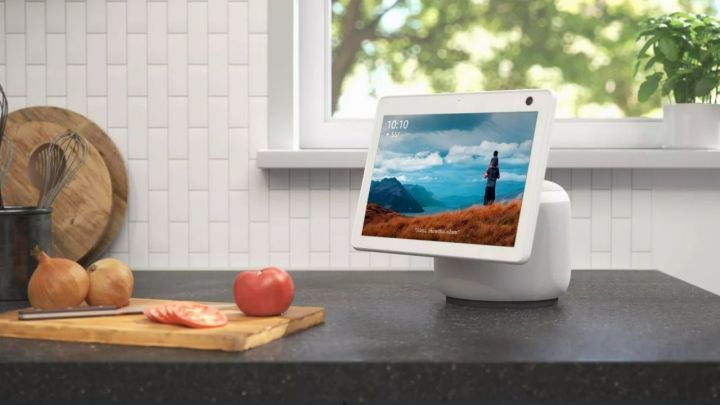Умный дисплей Amazon на кухонной стойке.