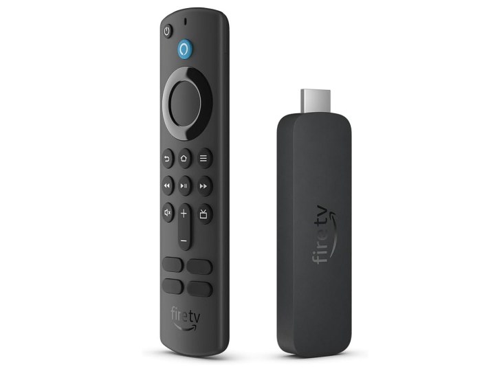 El dispositivo de transmisión Amazon Fire TV Stick 4K y el control remoto sobre un fondo blanco.