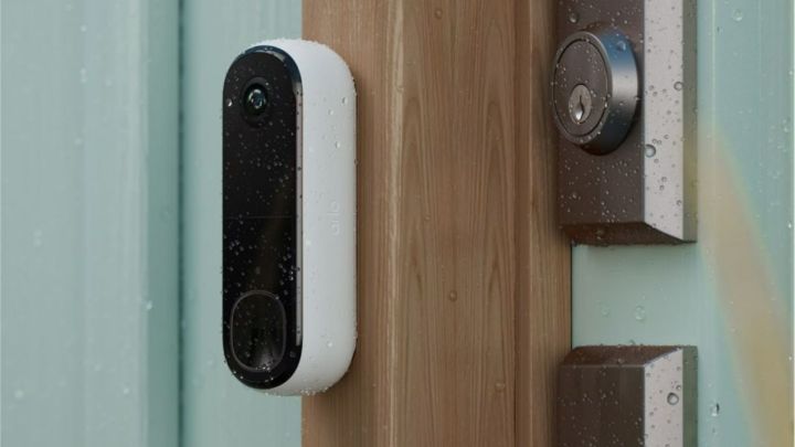 L'Arlo Video Doorbell 2e génération sous la pluie.