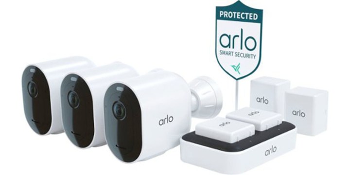 Le système de sécurité Arlo Pro 4 sur fond blanc.