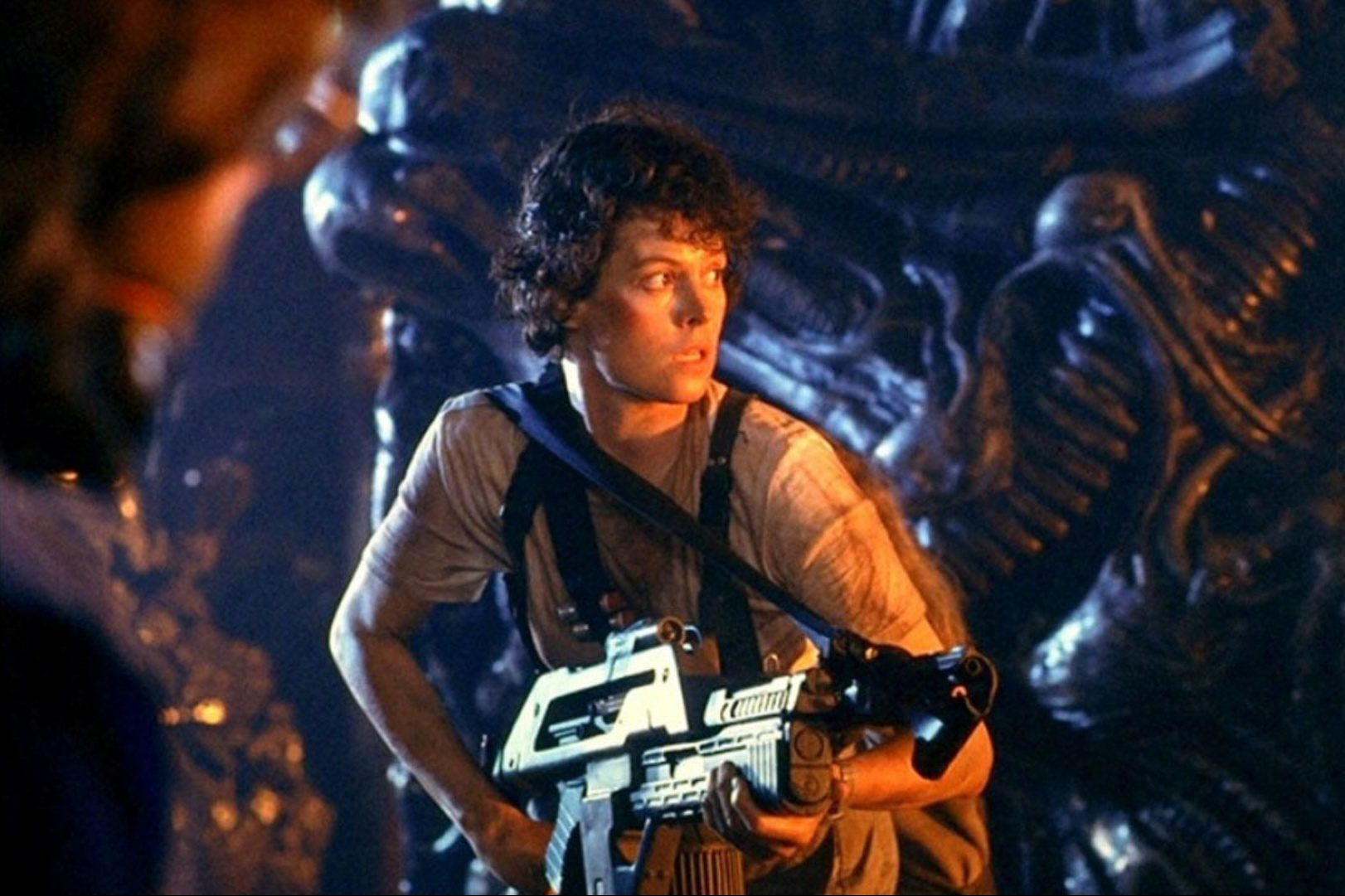 Ellen Ripley, pistola en mano, preparándose para una emboscada de xenomorfos en Aliens.