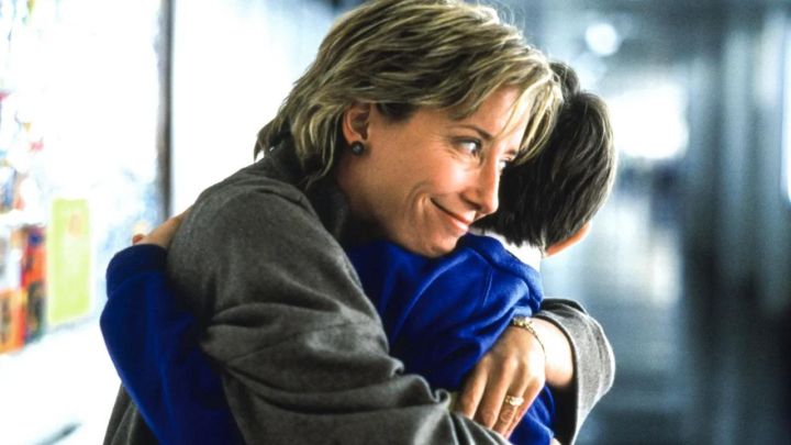 Emma Thompson dans le rôle de Karen serrant quelqu'un dans ses bras dans Love Actually.