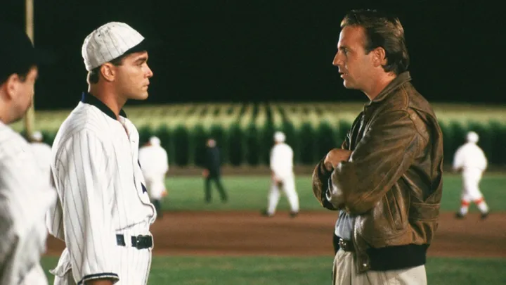 Field of Dreams'de Ray Liotta ve Kevin Costner.