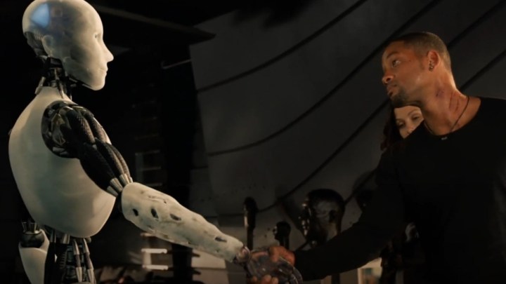 Sonny le da la mano a Will Smith en Yo, Robot.