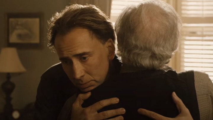 Nicolas Cage abraza a un hombre en Knowing.