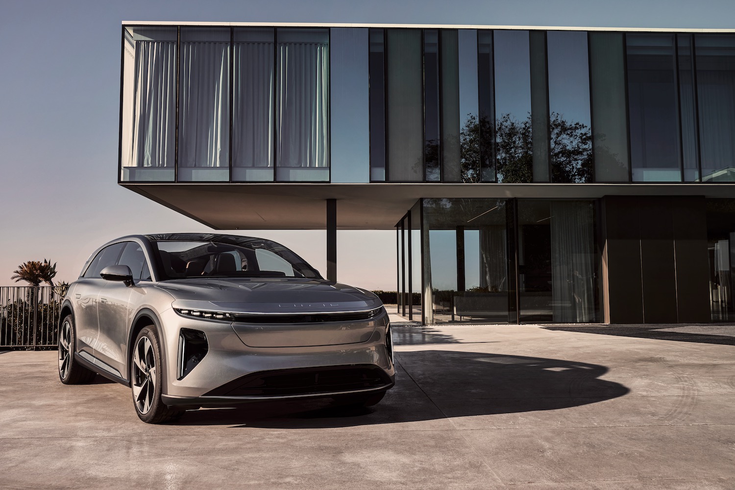 Tesla Model X vs Lucid Gravity: electric SUV battle - Vimarsana News
