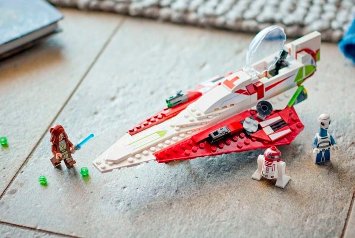 El Lego Star Wars Obi-Wan Kenobi Jedi Starfighter armado en el suelo.