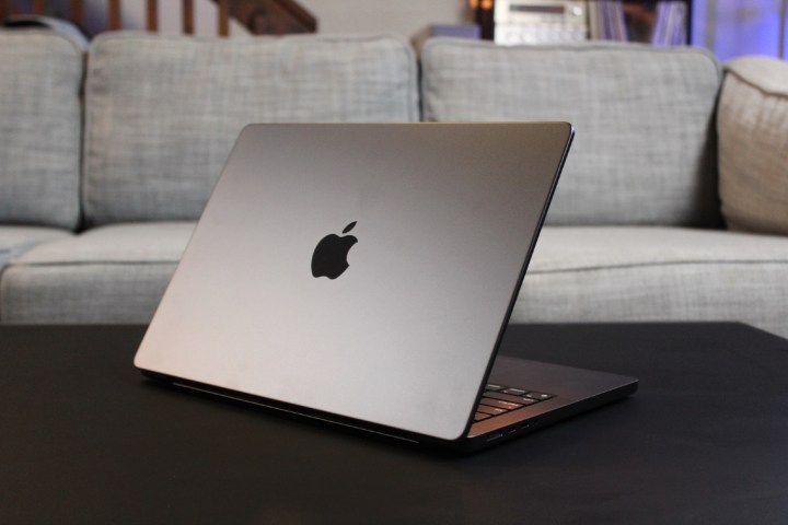 Il coperchio del MacBook Pro su un tavolo nero.