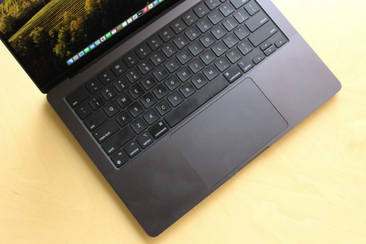 La tastiera e il trackpad del MacBook Pro.