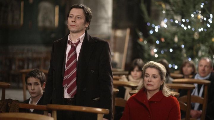 Matthieu Amalric and Catherine Deneuve as Henri and Junon at mass in the film A Christmas Tale.