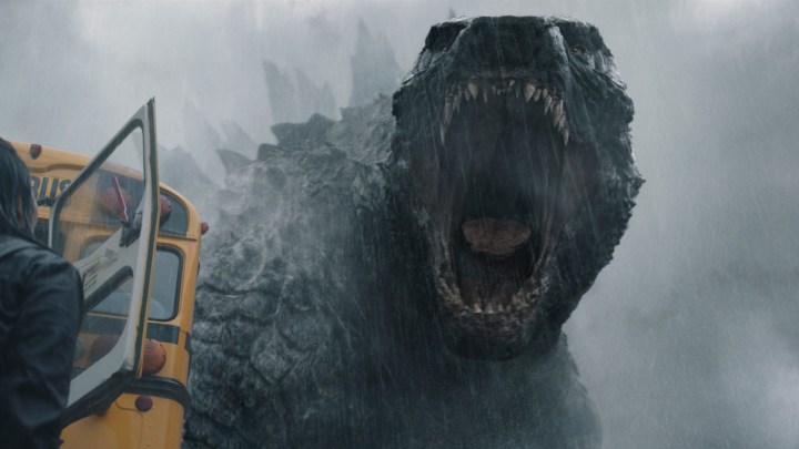 Godzilla bir okul otobüsüne kükrüyor.