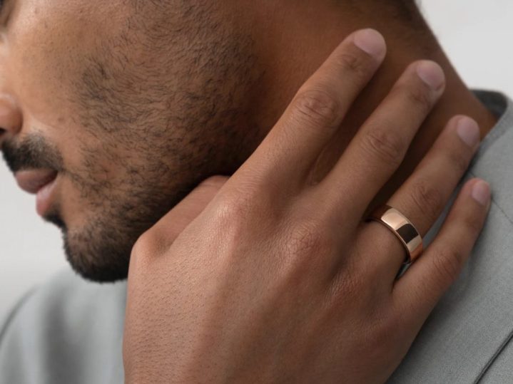A man wearing the Rose Gold version of the Oura Horizon.