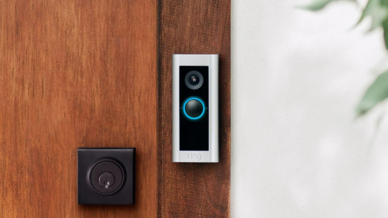 Ring Video Doorbell Pro 2 安装在门附近。
