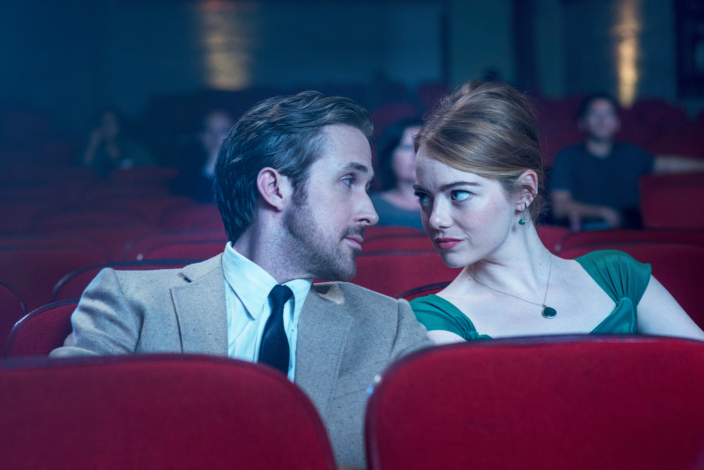 رایان گاسلینگ و اما استون در سینما در لا لا لند به یکدیگر نگاه می کنند.