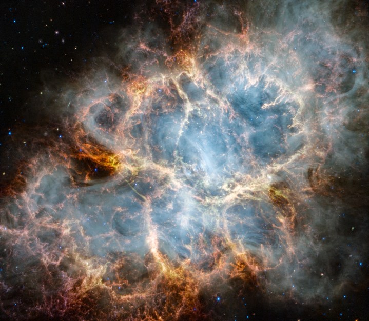 El telescopio espacial James Webb de la NASA ha observado la Nebulosa del Cangrejo en busca de respuestas sobre los orígenes del remanente de supernova. La NIRCam (cámara de infrarrojo cercano) y el MIRI (instrumento de infrarrojo medio) de Webb han revelado nuevos detalles sobre la luz infrarroja.