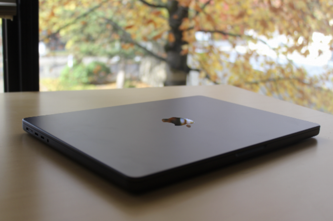 El MacBook Pro cerrado sobre una mesa.