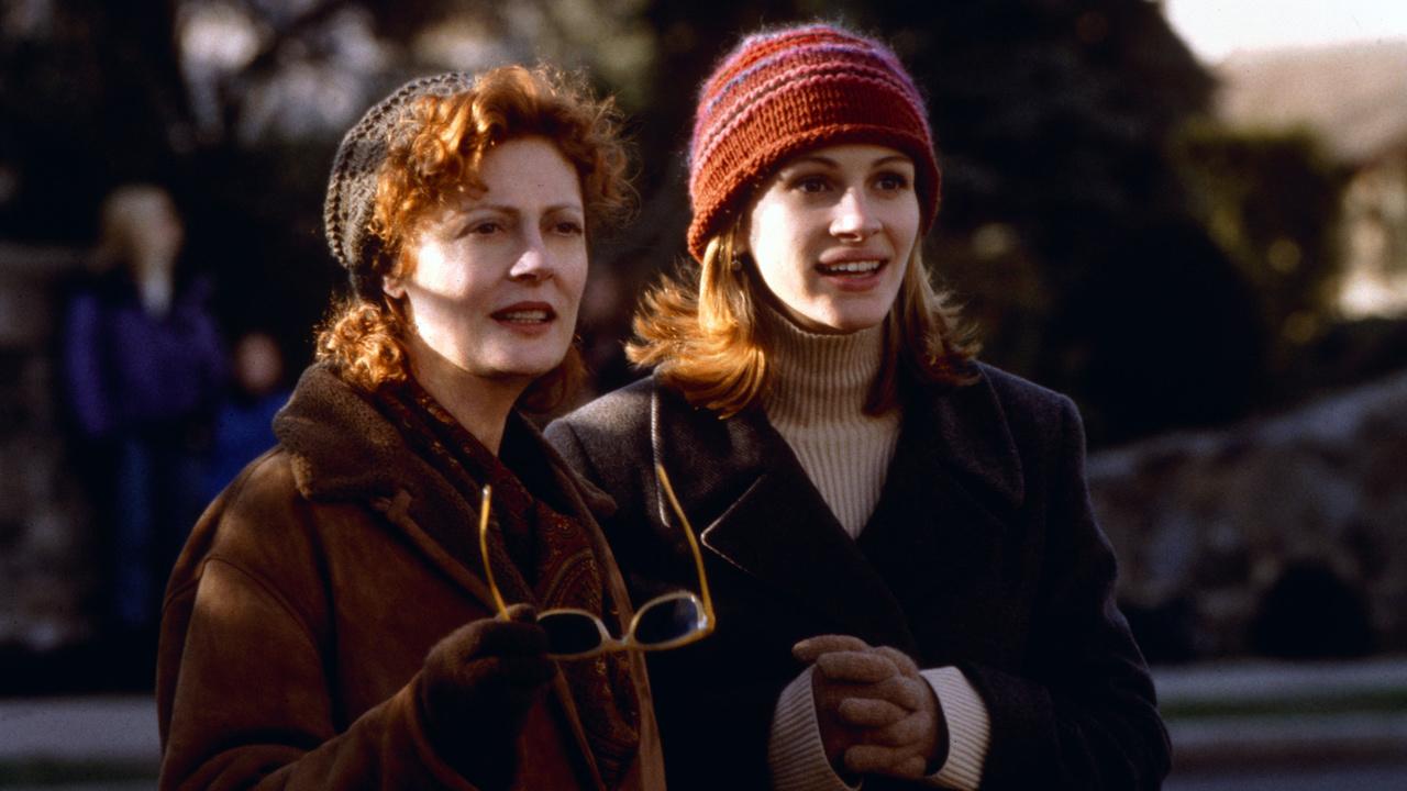 Susan Sarandon y Julia Roberts como Jackie e Isabel de pie una al lado de la otra y mirando hacia adelante en la película Madrastra .