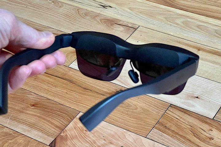 Умные очки TCL RayNeo Air 2 сзади со встроенными солнцезащитными очками.