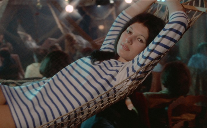 امرأة تجلس على أرجوحة شبكية في The Strangler.