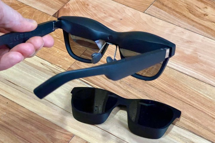 Умные очки Xreal Air 2 слегка тонированы, но имеют солнцезащитные очки.