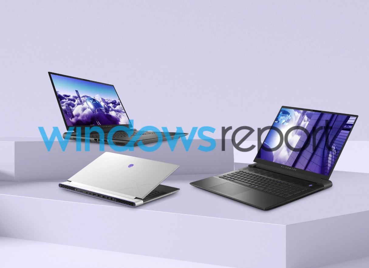 Tres nuevas computadoras portátiles Alienware sobre una mesa, frente a un fondo gris.