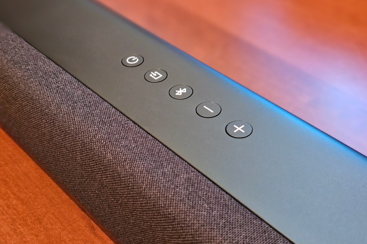 Верхние элементы управления звуковой панелью Amazon Fire TV.
