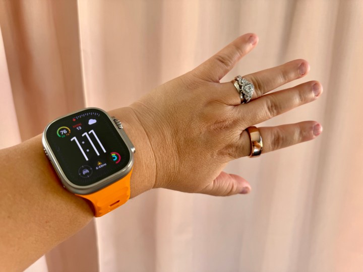 يتم ارتداء Apple Watch Ultra وخاتم Oura.