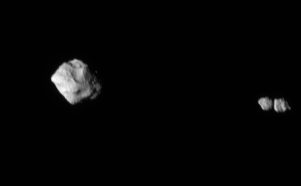 Esta imagen muestra el asteroide Dinkinesh y su satélite visto por el Lucy Long-Range Reconnaissance Imager (L'LORRI). Cuando la nave espacial Lucy de la NASA abandonó el sistema, el equipo Lucy dirigido por SwRI capturó esta imagen a la 1 p.m. EDT (1700 UTC) del 1 de noviembre de 2023, unos seis minutos después de la máxima aproximación. Desde un rango de aproximadamente 1.010 millas (1.630 km), se revela que el satélite es un binario de contacto, la primera vez que se ve un objeto de este tipo orbitando otro asteroide.