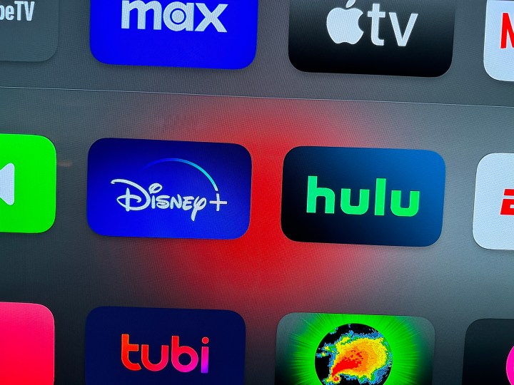 Значки приложений для Hulu и Disney+ на Apple TV.