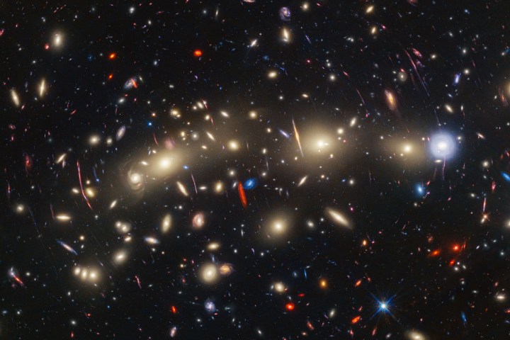 Un cúmulo de galaxias muestra las galaxias más cercanas en azul y las galaxias más alejadas en rojo.