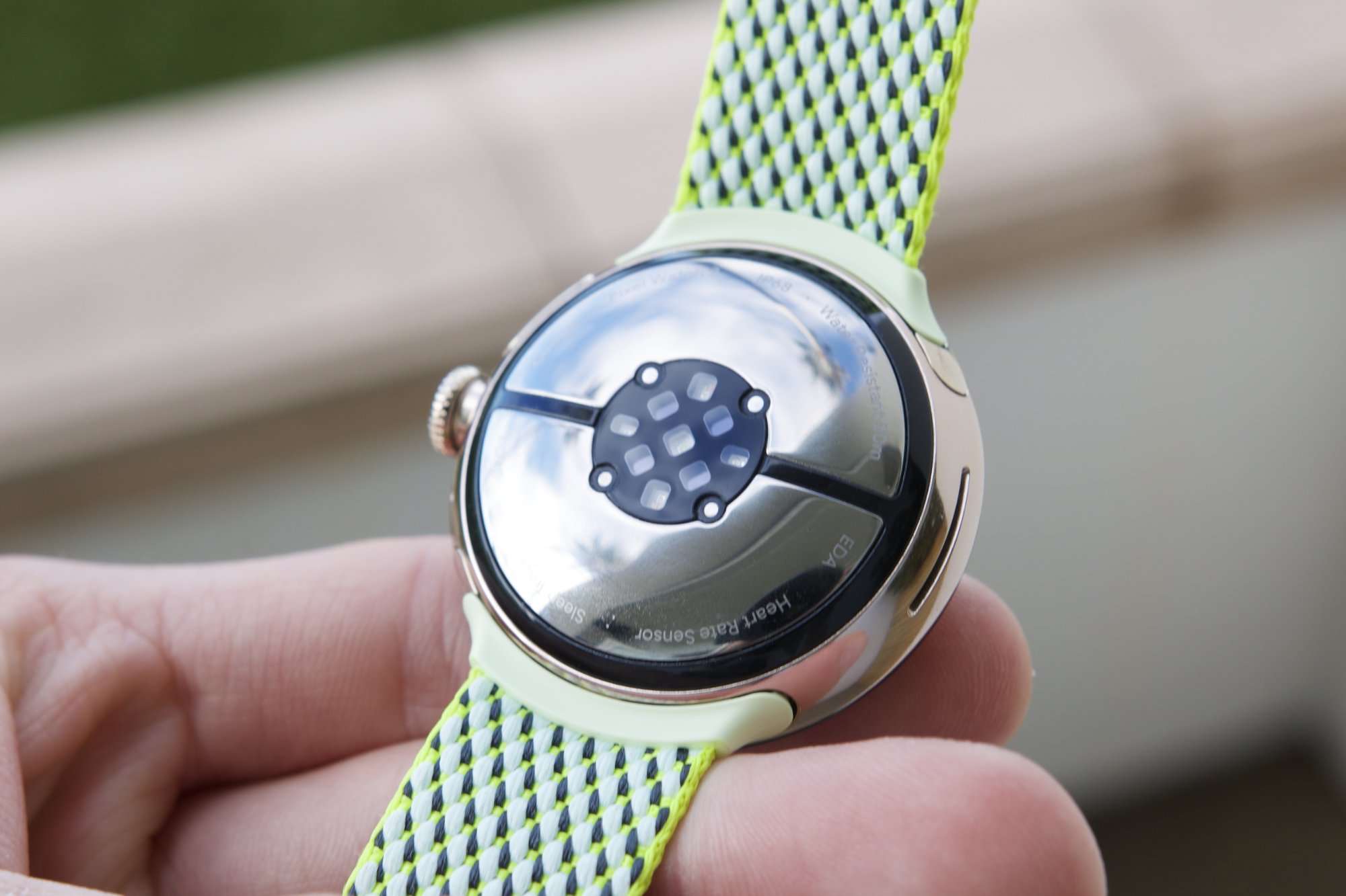 آیا Google Pixel Watch 2 دارای شارژ بی سیم است؟