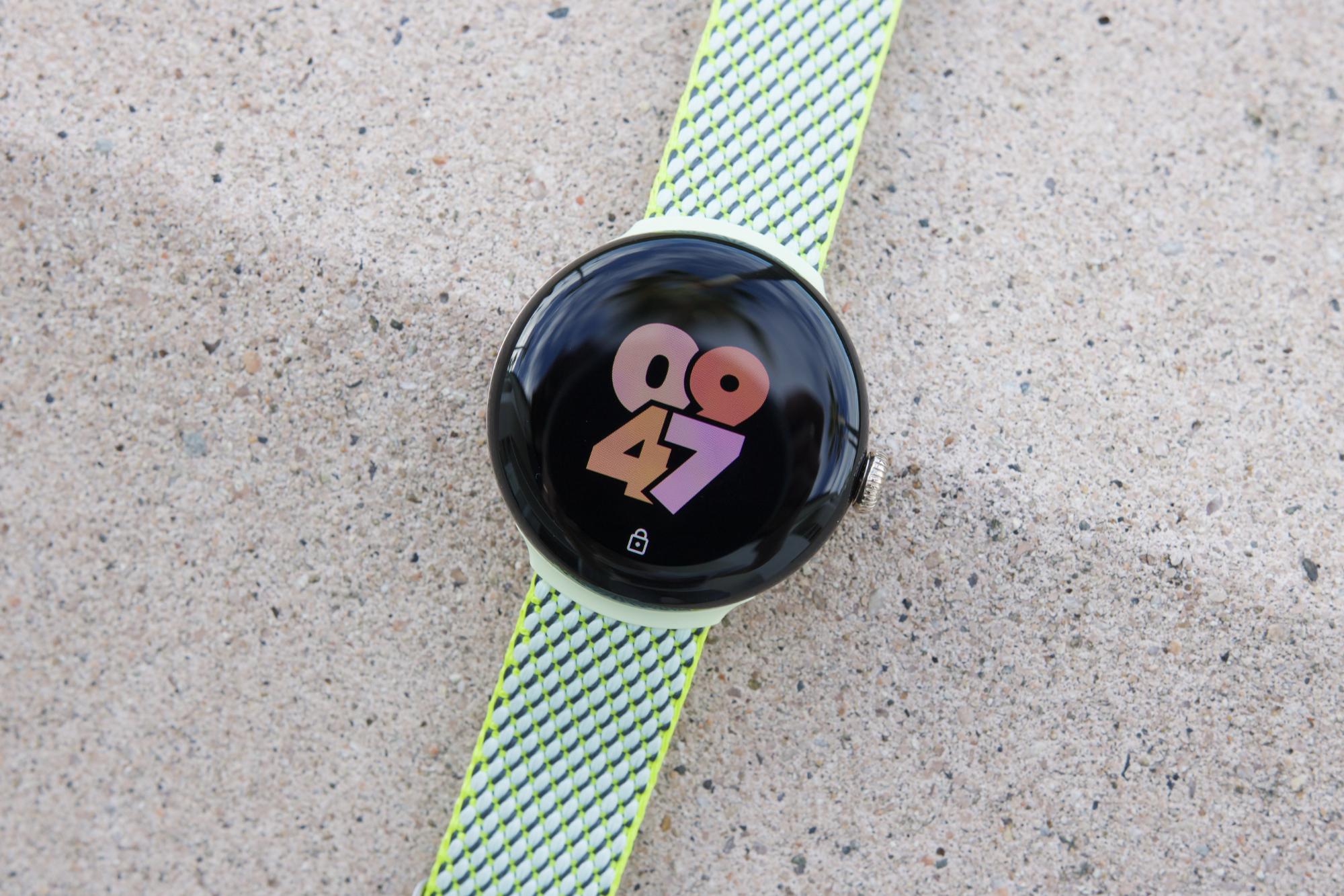 Google Pixel Watch 2 روی یک شومینه سنگی قرار گرفته است.