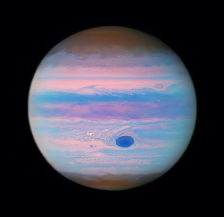 El Telescopio Espacial Hubble de la NASA revela una vista ultravioleta de Júpiter.