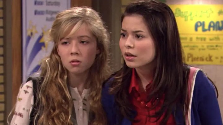 Jennette McCurdy and Miranda Cosgrove in iCarly.