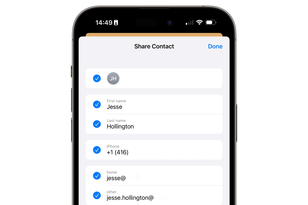 آیفون صفحه Share Contact را با گزینه‌هایی برای انتخاب فیلدهای خاص برای اشتراک‌گذاری نشان می‌دهد.