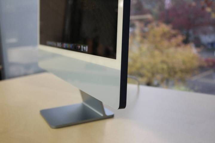Le profil de l'iMac sur un bureau.