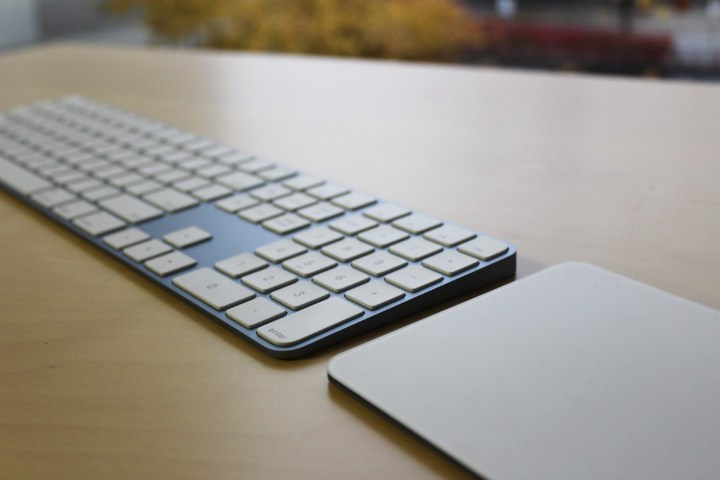 Le Magic Keyboard et le trackpad sur un bureau.