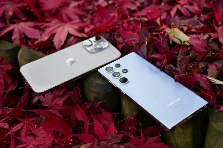 Les panneaux arrière de l'Apple iPhone 15 Pro Max et du Samsung Galaxy S23 Ultra.