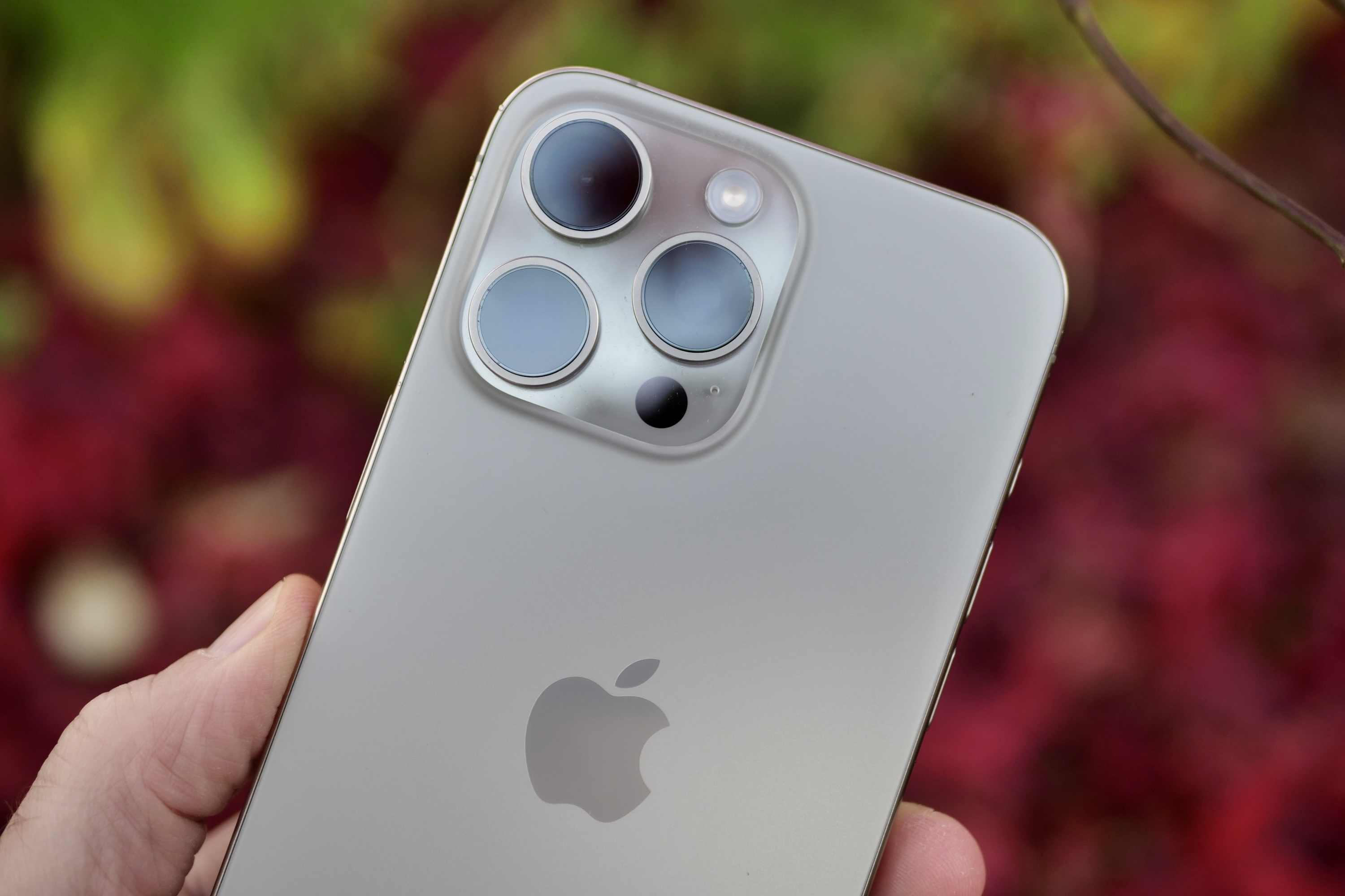 El módulo de cámara del Apple iPhone 15 Pro Max.