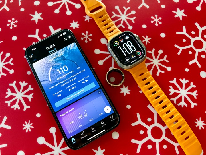 iPhone 15 Pro يعرض تطبيق Oura، وبجواره Oura Ring وApple Watch Ultra.