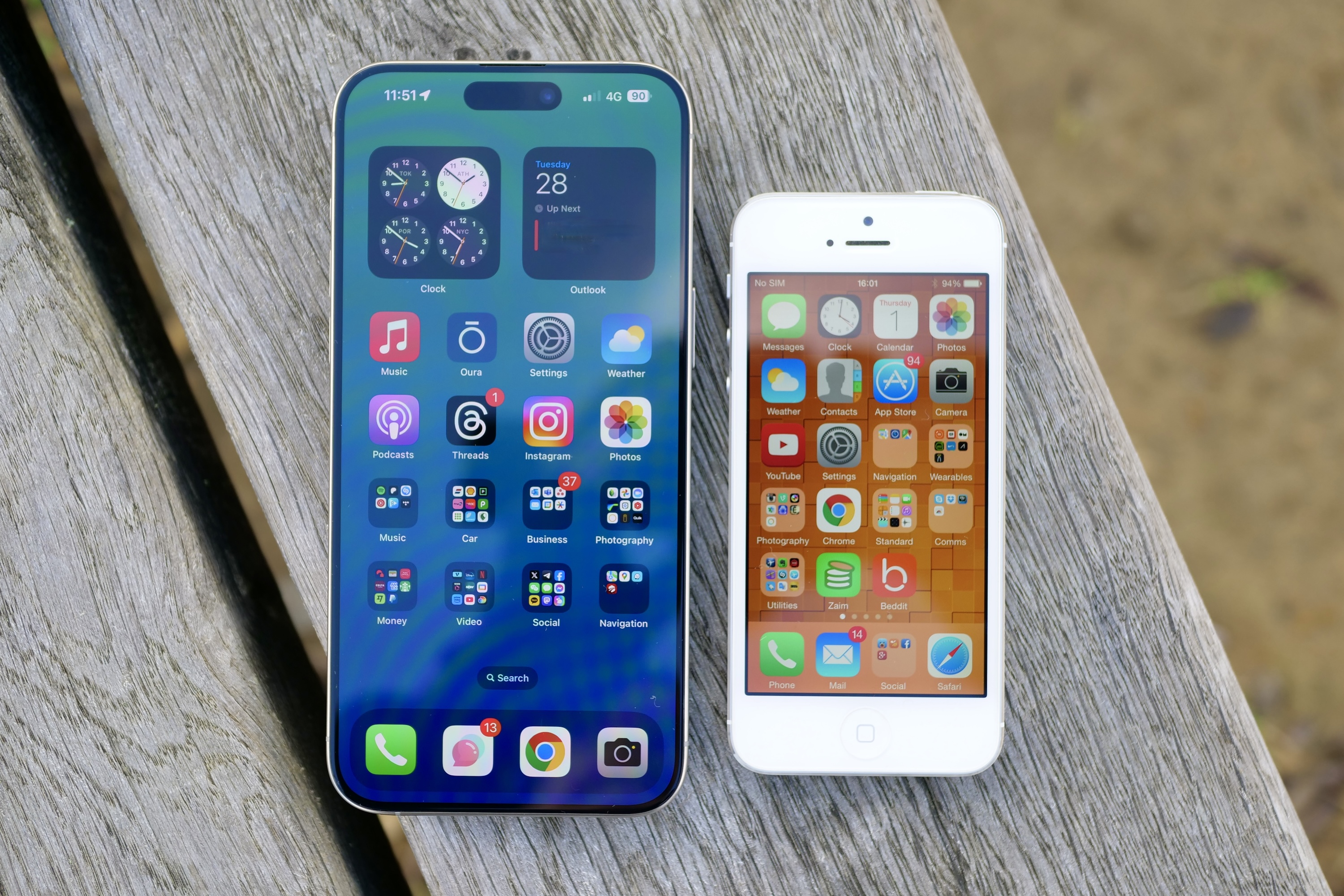 Les écrans iPhone 5 et iPhone 15 Pro Max.