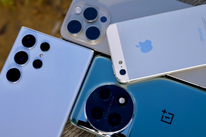 Le fotocamere di iPhone 5, iPhone 15 Pro Max, Galaxy S23 Ultra e OnePlus 11.