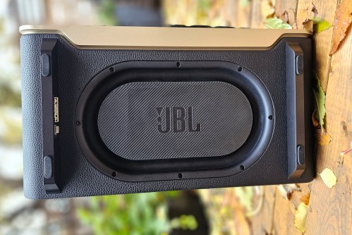JBL Authentics 300 review: Portable power, retro style | Digital Trends | Lautsprecher