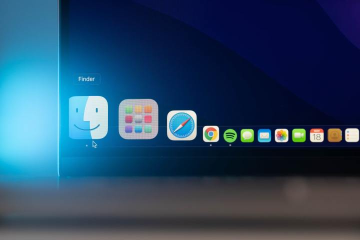 Safari, Google Chrome, Spotify, Finder ve daha fazlasını gösteren macOS'taki Dock.