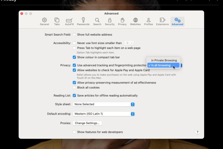 MacOS Sonoma में Safari की सेटिंग्स, जहां उपयोगकर्ता उन्नत ट्रैकिंग और फ़िंगरप्रिंटिंग सुरक्षा सक्षम कर सकता है।