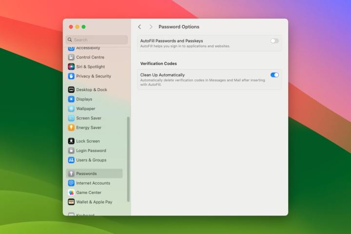 MacOS सोनोमा में सेटिंग्स ऐप, जहां उपयोगकर्ता ऑपरेटिंग सिस्टम को सत्यापन कोड को स्वचालित रूप से साफ़ करने में सक्षम कर सकता है।