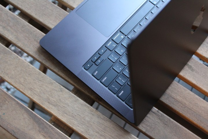 Guardando la tastiera e il trackpad di un MacBook Pro.