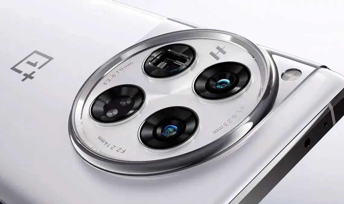 Sistema de câmera em um OnePlus 12.