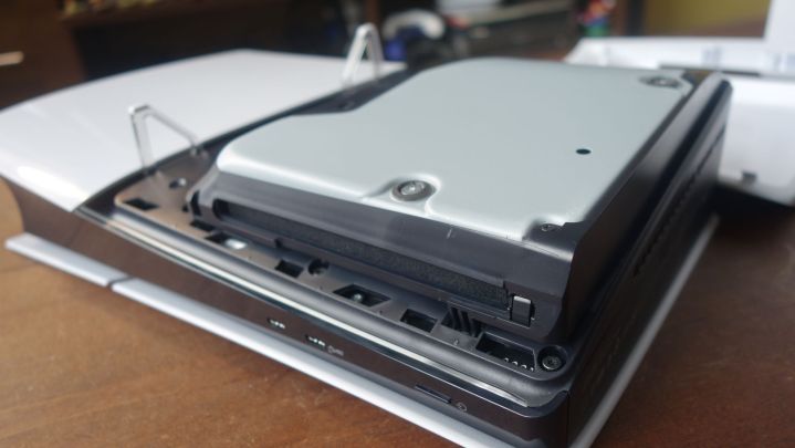 Внимательный взгляд на дисковод внутри PS5.