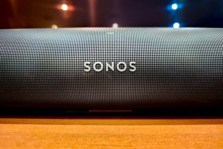 Sonos Arc সাউন্ডবারে Sonos লোগোর ক্লোজ আপ।